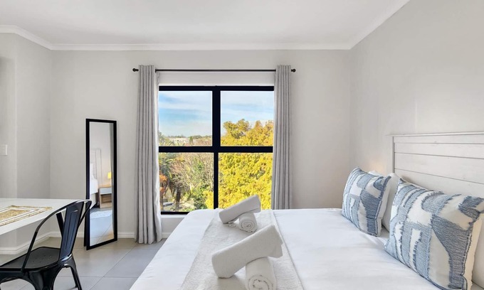 Rondebosch Apartamento | Rivers Edge Apartment in Rondebosch with Balcony