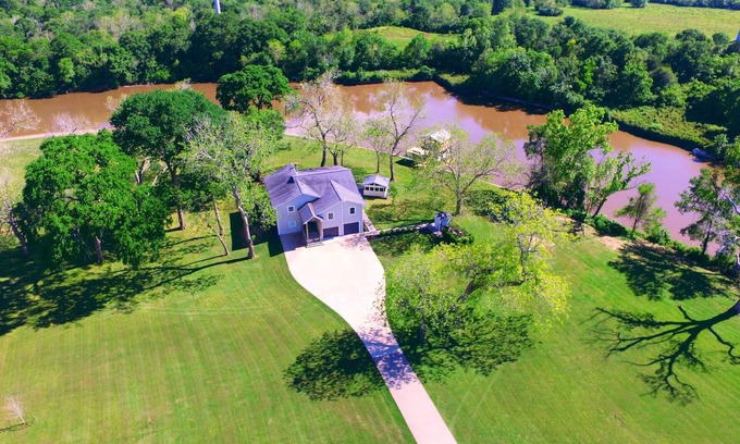 Wild Peach Village Casa | Riversbend Retreat on the San Bernard River