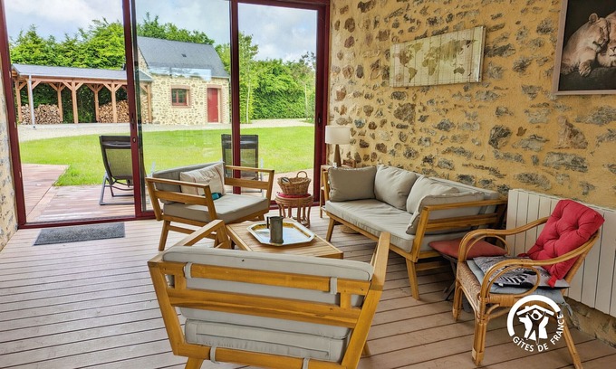 Saint-Georges-sur-Erve Cabaña | Encantadora Casa Rural con Chimenea, Junto a un Estanque y Río, para 2-4 Personas