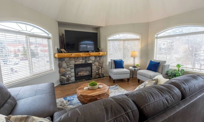 East Kootenay Condominio | Riverside Chalet + Suite. Enormous Space