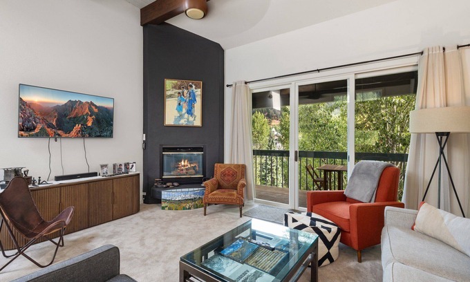 Telluride Apartamento | Riverside Condo con vistas a la montaña y la ciudad y mobiliario actualizado.