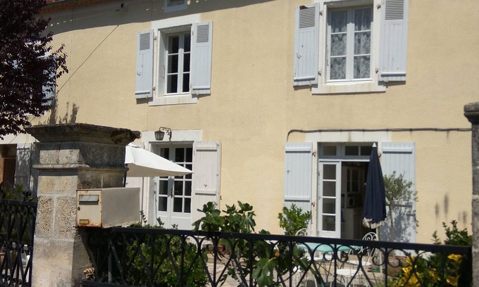 Gout-Rossignol Casa | Riverside cottage, traditional style