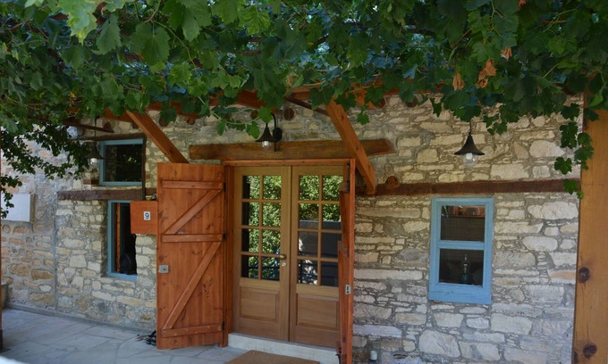 Vasa Koilaniou Cabaña | Riverside Cottage - a luxury mountain hideaway