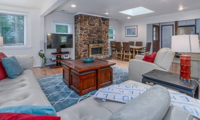 Lexington Cabaña | Riverside Cottage with Canoe