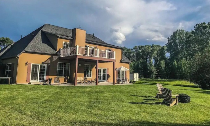 Four Corners Casa | Riverside Elegance: Luxurious Gallatin River Home!