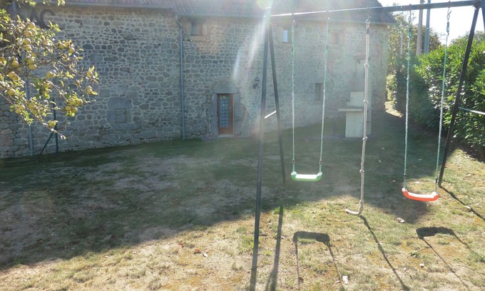 Peyrat-la-Noniere Casa | Casa de vacaciones junto al río con piscina