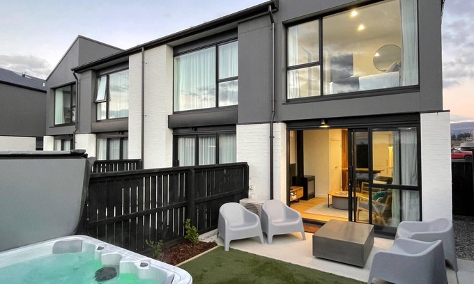 Albert Town Casa | Riverside Lodge - Luxury Two Bedroom With Hot Tub