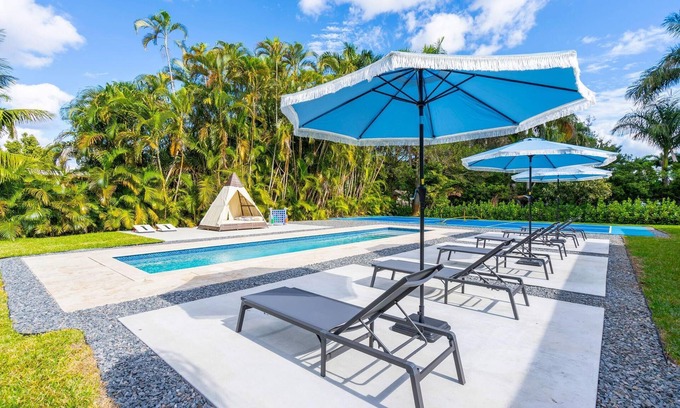 Golden Glades Casa | Riverside Oasis w/ Pool & Pickleball Court
