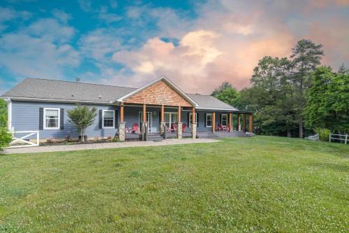 Arden Casa | Riverside Ranch by AvantStay Mins to Downtown