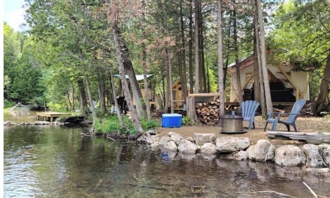 Chatsworth Cabina | Riverside Retreat waterfront Luxury Glamping King size bed and very private