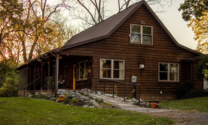 Edinburg Cabina | Riverside Retreat -- Waterfront & 🐕 Pet-friendly cabin!