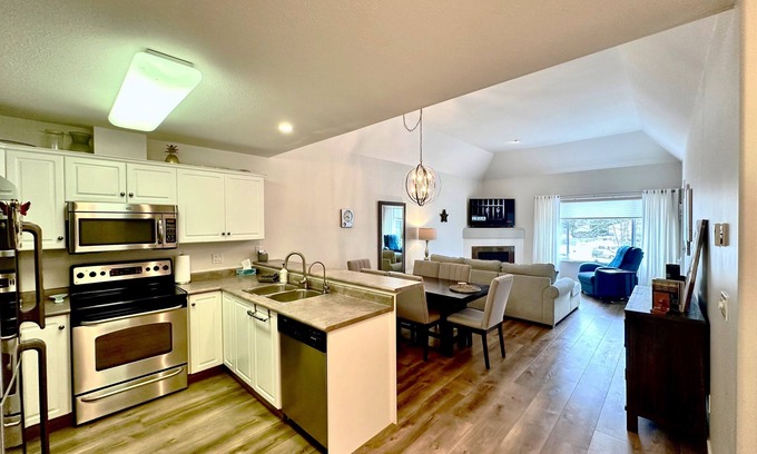 Sicamous Condominio | Riverside Revive Condo w/ Boat Slip, Outdoor Pool & Hot Tub, Cozy Outdoor Patio