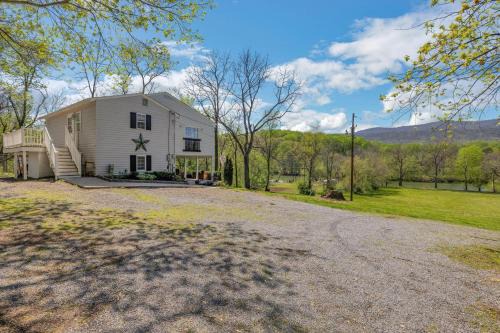 Shenandoah Casa | Riverside Serenity- A Picturesque Retreat cottage