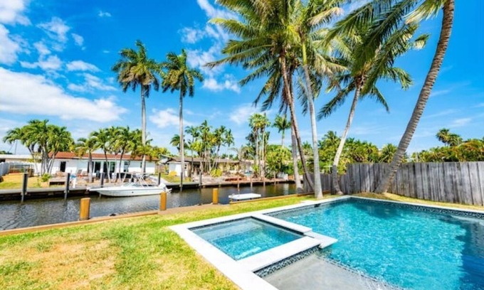 Riverside Park Casa | Riverside View and Access w/Pool