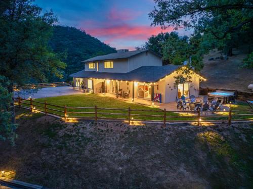 Ahwahnee Casa | Rivertop Hideaway with HUGE views-Hot Tub-EV-more!