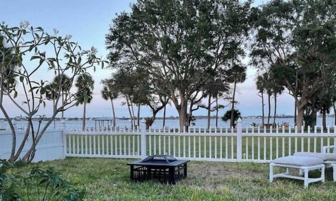 Rockledge Casa | Riverview 2/1 w/dock & fenced yard-pets stay free