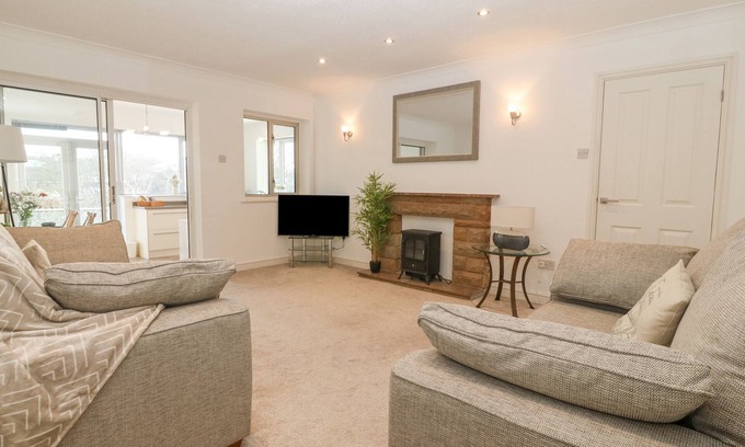 Cemaes Bay Cabaña | RIVERVIEW APARTMENT, family friendly in Cemaes Bay
