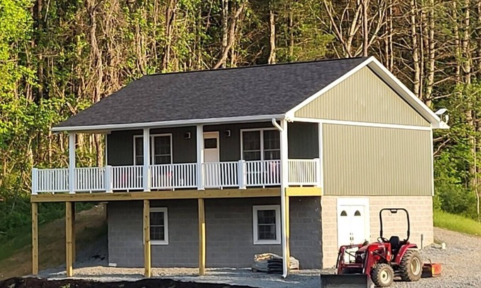 Independence Casa | RiverView Cabin 2 Bedroom/1 Bath, Deck w/Hot Tub & Beautiful View/Fire Pit/Grill