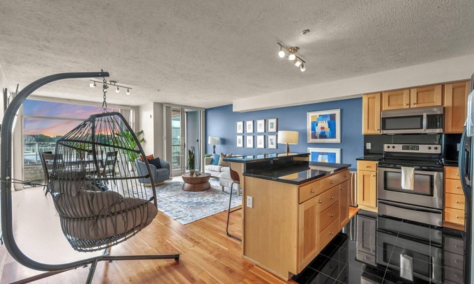 Ohio City Apartamento | Riverview Getaway, Free Parking, 24/7 Hour Gym