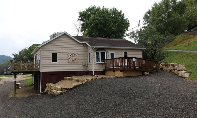 Brownsville Casa | Riverview Getaways (only 13 miles to La Crosse WI or Iowa border)