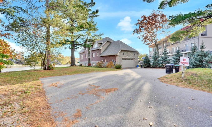 Wasaga Beach Cabaña | Riverview home. 2 minute walk to the beach in the heart of Wasaga.