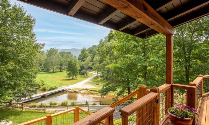 Sugar Grove Casa | Riverview Retreat