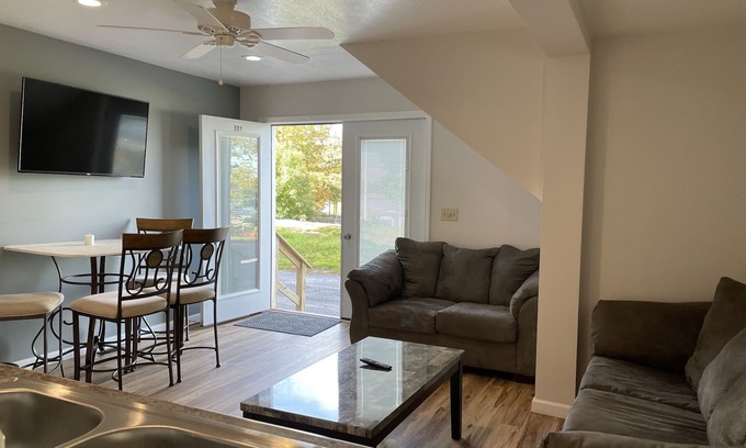 Alexandria Bay Condominio | Riverview Townhouse III in Downtown Alexandria Bay
