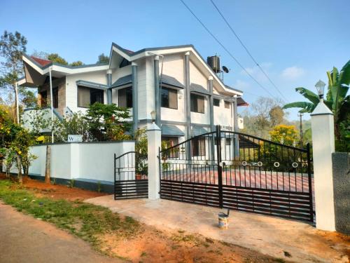 Madikeri Apartamento | Riverview white villa