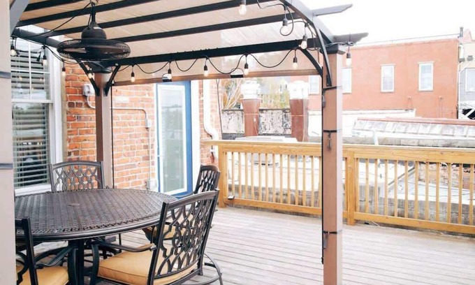 Wilmington Historic District Condominio | Riverwalk Condo - River & Battleship Views, cubierta con pérgola, a pie de TODO!