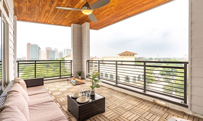 Downtown San Antonio Apartamento | RiverWalk PentHouse Oasis Free Parking, Pool, Gym, 2 King Bds, Top floor balcony