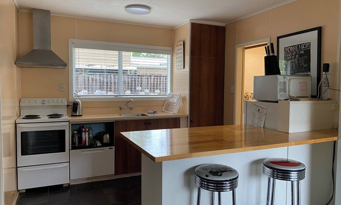 Turangi Casa | Riverway Lodge 5 Bedroom, 2 kitchens, 3 Bathroomsn