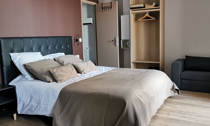 Moyen-Vernet Apartamento | Domaine Rombeau-Estudio-Panorámico-Baño en la habitacion-Vista al Jardín