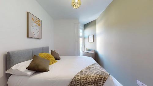 Westoe Apartamento | Riya Apartments - 3 Bedroom, 5 beds, 1 Bathroom, Fast Wifi, Sky Sports, Free Parking, 20 PERCENT OFF LONG STAY -See our site for assurance