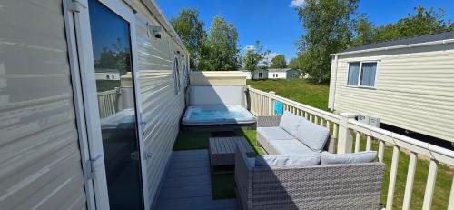 Tattershall Casa | RJ Luxury Caravan Hire With Hot Tub
