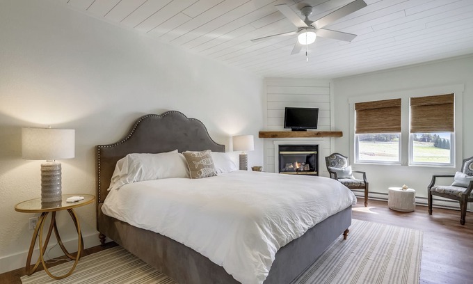 Swanton Casa | RM 7: Lake access, Pond view, Gas fireplace, Par-3