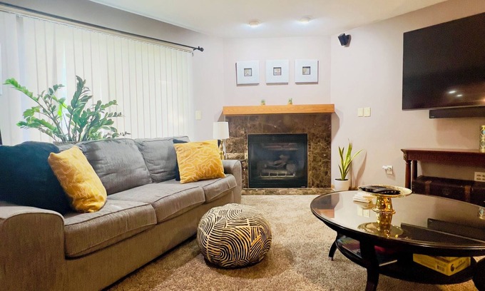 Milwaukee Casa | RNC! Delightful 3-bedroom house in Milwaukee with garage and a beautiful yard.