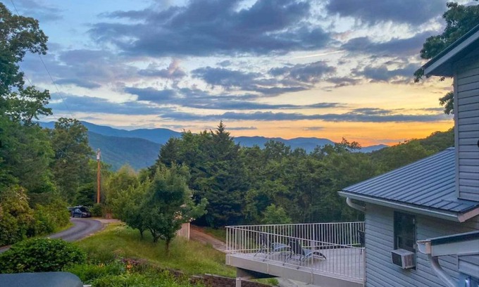 Sylva Casa | Roamer's Respite - A Prime Location with Scenic Views For Your Ultimate Retreat