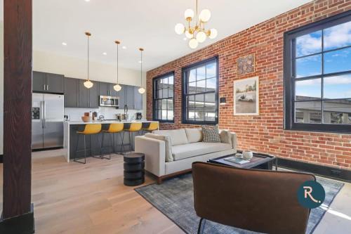 Arts/Warehouse District Casa | Roami at The Lola Near Bourbon St 3BR #38