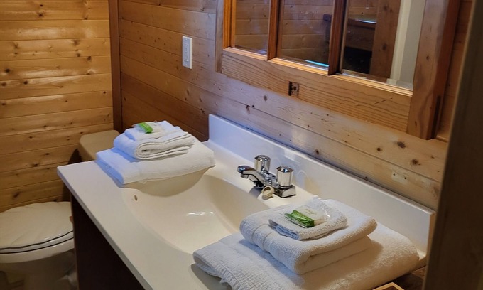 Campbell River Cabina | Roberts Lake Resort Sandybeach, fishing,hiking, pet friendly
