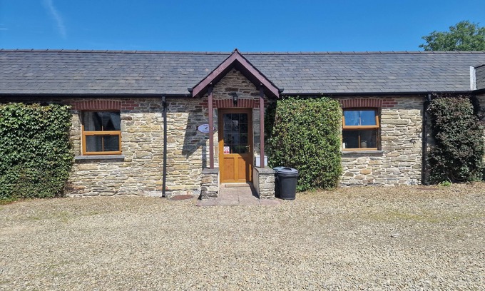 Whitland Cabaña | Robin Cottage. Cosy cottage sleeps 2. Swimming pool. Woodlands, Fishing lake