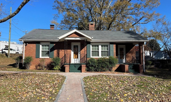 Landrum Cabaña | Robin's House is a charming 2-bedroom cottage steps away from downtown Landrum.