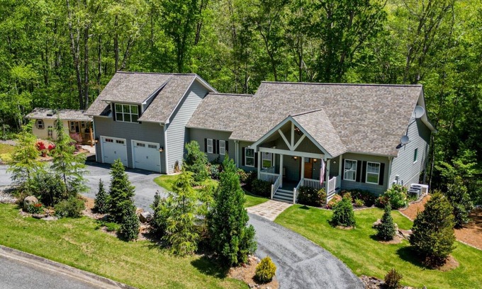 Dahlonega Casa | Robin's Nest-4 Bed/3.5 Bath/Game Room/Creek!