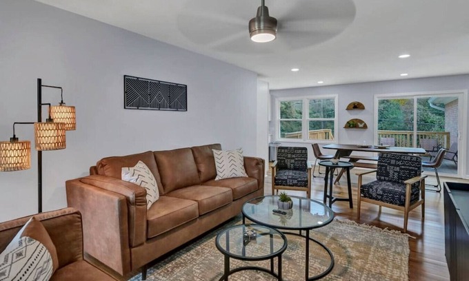 Columbia Casa | Robin's Nest in WECO w/ Garage & Deck | 4BR 3BR