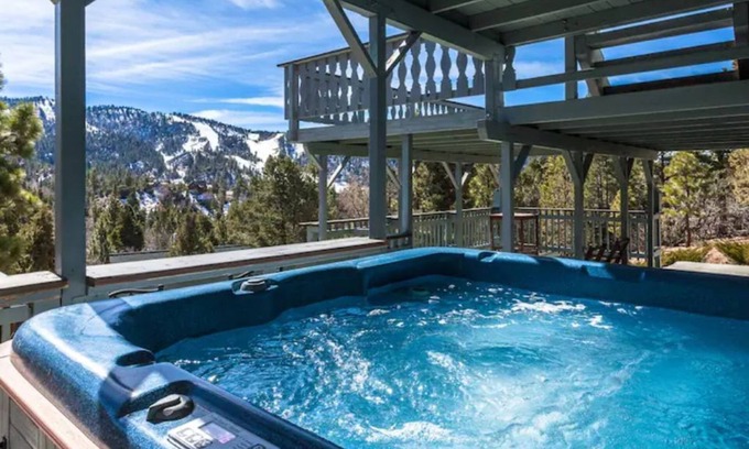 Upper Moonridge Chalet De Esquí | "Robins Nest" Slope Views, spa, pets ok.