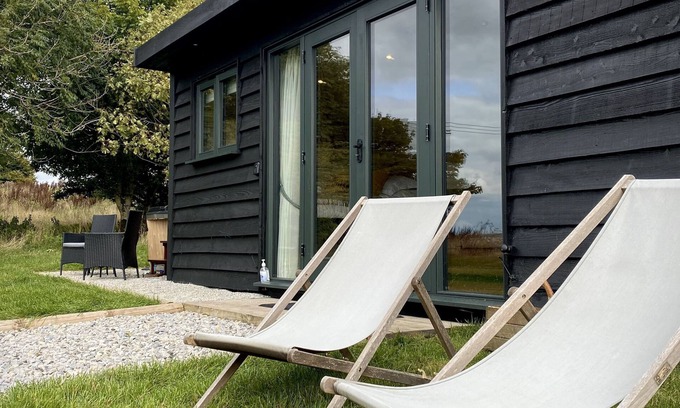 Foolow Cabina | Robin’s Nest - ( Top Cabin ) - sleeps 2 guests