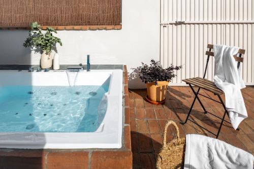 Doctor Barraquer-Grupo Renfe-Policlinico Apartamento | Robles Suite Apartment with Jacuzzi and Private Parking