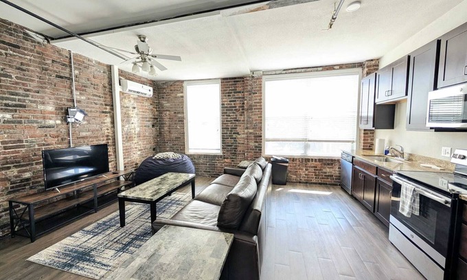 Central West End Apartamento | Robust Queen Suite w/Parking- Near Barnes 202