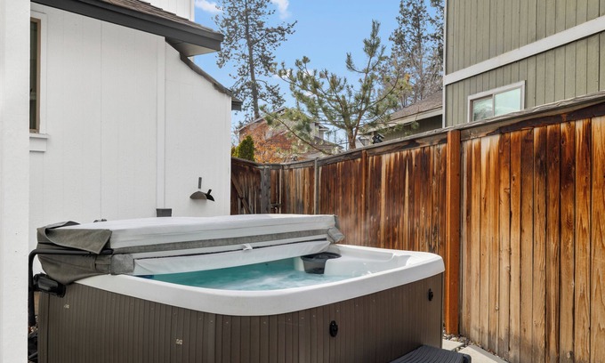 Old Farm District Casa | Fam-Friendly| Hot-tub | 30min to MT Bachelor