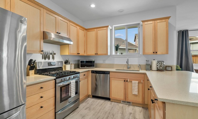 Old Farm District Casa | Rocca Way Getaway – Scenic 3 BDR w/ Private Hot Tub, Min to Old Mill District!