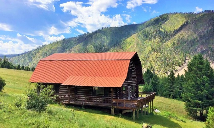 Drummond Cabina | Rock Creek Cabin Hideaway with Stunning Views!
